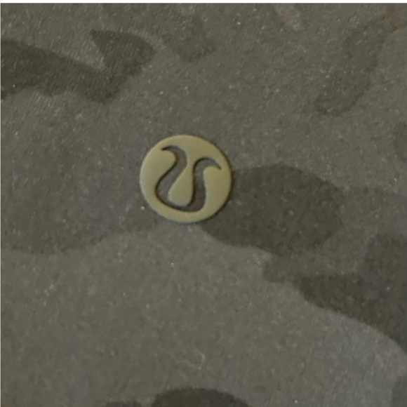 EUC Lululemon “On the Fly” Camo 7/8 pants, Size 12 - Picture 10 of 15